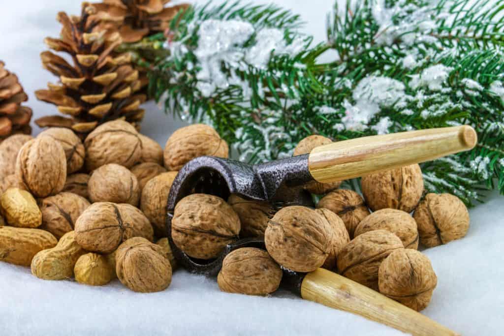 Nüsse zu Weihnachten sind gut mit einem originalen Nussknacker zu öffnen.