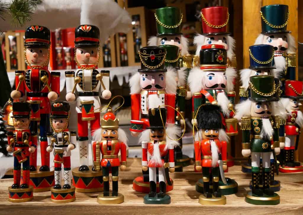 Nüsse mit einem Nussknacker original öffnen zu Weihnachten